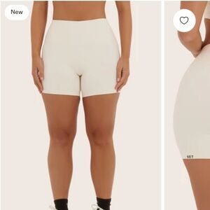 Never Worn - Set Active Airluxe Breathe Biker Shorts Leche (cream/white color)